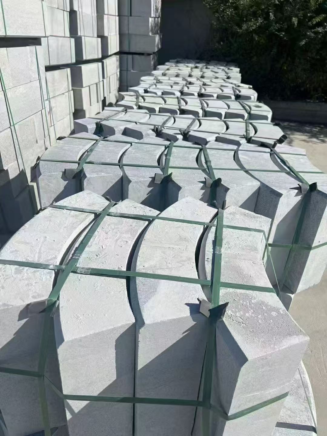 江门 芝麻灰弧形路沿石