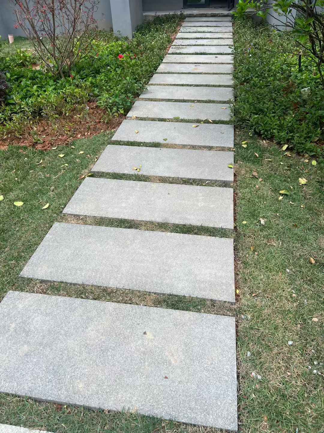 江门 芝麻黑小区踏步、汀步石铺装效果