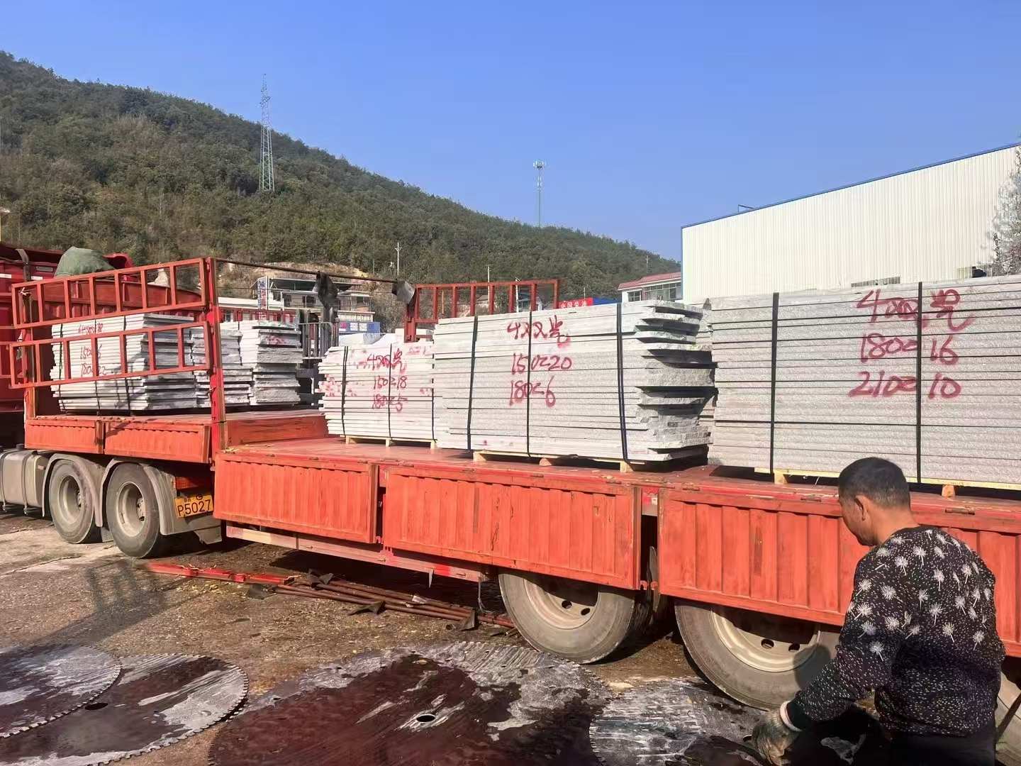 江门 芝麻灰花岗岩光面毛板出货日常