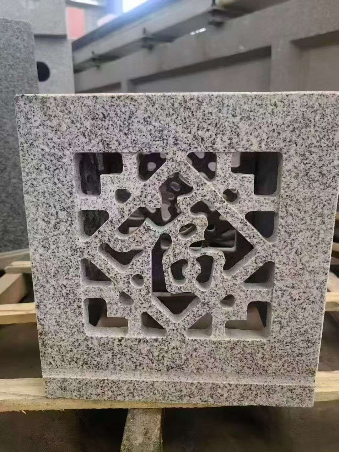 江门 芝麻白花岗岩镂空雕花灯笼